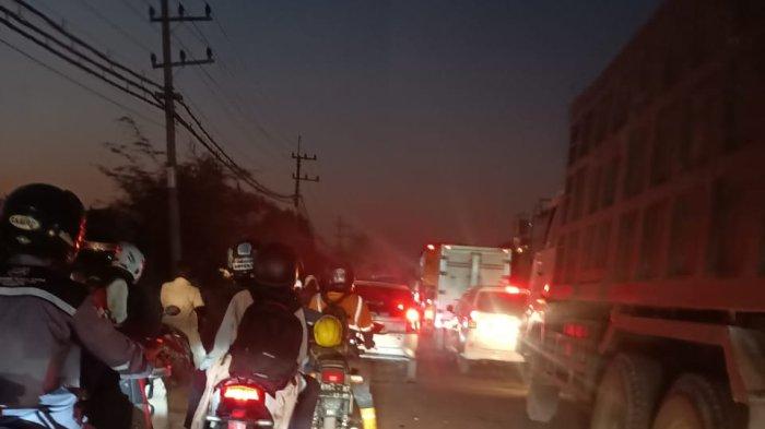 Situasi Kemacetan di jalan raya Manyar Rabu (27/9/2023) pukul 17.00 WIB