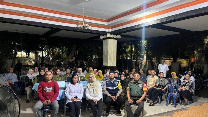 Mahasiswa KKN UPN Kelompok 46 mengawali kegiatan dengan mengikuti sosialisasi
satgas kampung pancasila di kelurahan Mulyorejo.
