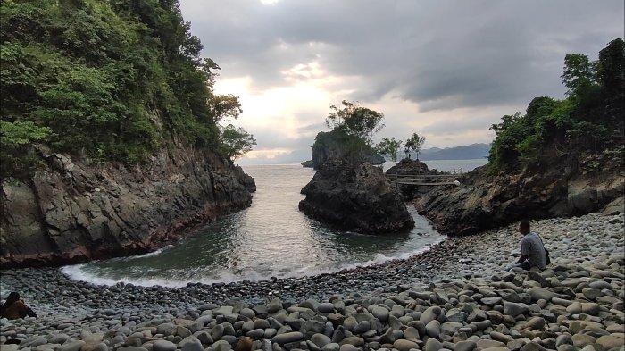 Pantai Lembah Watu Pawon di Desa Nglebeng, Kecamatan Panggul, Kabupaten Trenggalek, Jawa Timur.