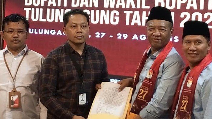 Ketua KPU Tulungagung, M Lutfi Burhani (dua dari kiri) menerima dokumen pendaftaran pasangan Gatut Sunu Wibowo-Ahmad Baharudin.