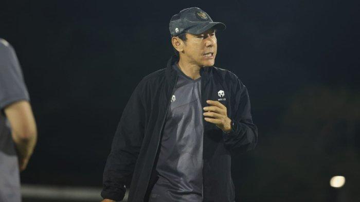 Pelatih Timnas Indonesia, Shin Tae-yong saat memimpin latihan tim di Surabaya.