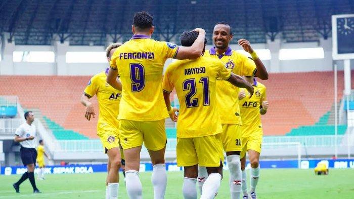 Para pemain Persik Kediri melakukan selebreasi setelah Riyatno Abiyoso berhasil mencetak gol ke gawang Dewa United dalam pertandingan pekan kedelapan Liga 1 2024/2025 di Stadion Pakansari, Bogor, Kamis (17/10/2024)