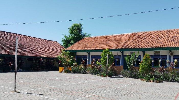 Pemandangan di SDN Taddan 2 Sampang Madura saat siswa-siswa mogok masuk sekolah, Senin (15/7/2024).