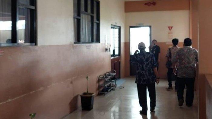Penyidik dari Unit Perlindungan Perempuan dan Anak (UPPA) Sat Reskrim Polres Sampang saat mengunjungi siswi di RSUD dr. Mohammad Zyn Sampang, Madura, Jumat (1/12/2023).