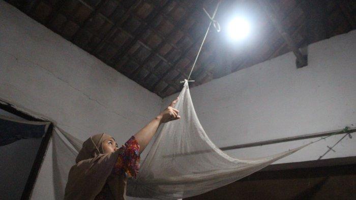 Syafaah menunjukkan penggunaan lampu LED di rumahnya Desa Karangrejo Kecamatan Ujungpangkah Gresik Jumat (29/12/2023).
