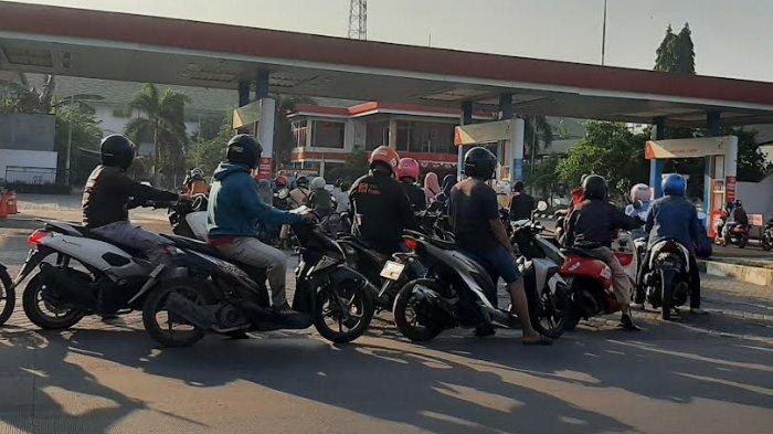 Pengendara Motor Rela Antre Lama-lama di SPBU Demi Dapat Pertalite ...