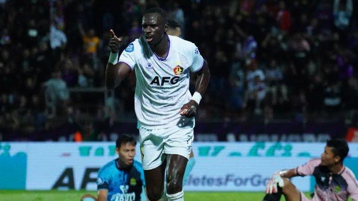 Flavio Silva melakukan selebrasi setelah mencetak gol ke gawang Persikabo dalam pekan ke-30 BRI Liga 1 2023/2024 di Stadion Brawijaya, kota Kediri, kemarin (28/3/2024)