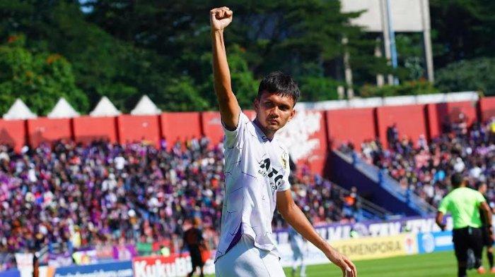 Pemain belakang Persik Kediri, Al Hamra Hehanusa dipastikan tak bisa membela skuad karena akumulasi kartu kuning
