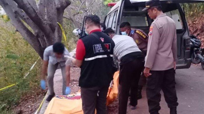 Evakuasi jenazah seorang pria yang ditemukan membusuk di kawasan hutan Jati Tampora, Situbondo, kemarin (27/6/2023)