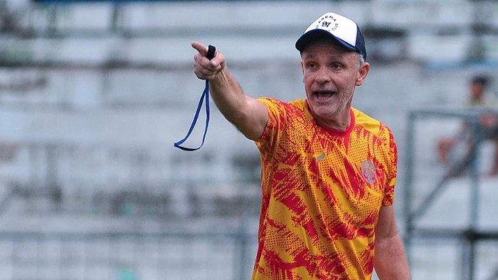 Pelatih Arema FC, Joel Cornelli saat memimpin latihan tim Arema FC