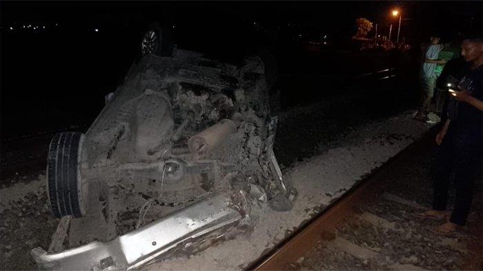 Kondisi minibus yang ringsek setelah ditabrak KA Rapih Dhoho di perlintasan tak terjaga, antara stasiun Jombang-Sembung
