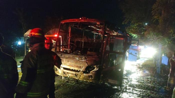 Dilumat Api : Neo Harapan Nopol AE 7453 UB terlibat kecelakaan dengan sepeda motor Honda Beat Nopol AG 2388 VCO hangus terbakar usai terlibat kecelakaan, Selasa (23/7/2025). Kecelakaan yang terjadi di Jalan Raya Madiun-Surabaya, Desa Nglundo, Kecamatan Sukomoro, Kabupaten Nganjuk mengakibatkan satu korban meninggal dunia.