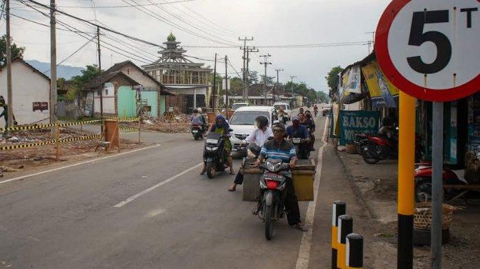 Jalan Simpang Empat Banyakan Diperlebar Jelang Beroperasinya Bandara