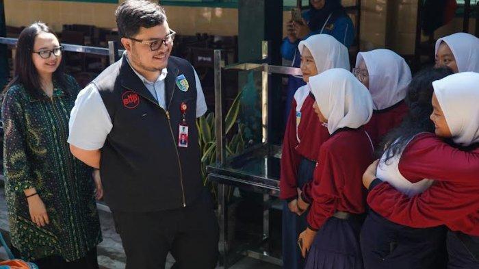Bupati Kediri Hanindhito Himawan Pramana saat mengunjungi SMA Dharma Wanita 1 Pare Boarding School