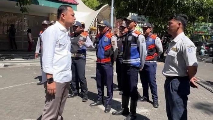 Wali Kota Surabaya Eri Cahyadi menggelar inspeksi mendadak (sidak) di kawasan parkir Kebun Binatang Surabaya (KBS), Jumat (12/7/2024).