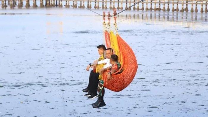 Pj Bupati Probolinggo, Kapolres dan Dandim 0820 saat mencoba wahana baru keranjang sultan di wisata 'The Bentar Beach' atau sebelumnya dikenal Pantai Bentar.