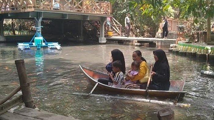 Tempat wisata Sumber Banteng di Kelurahan Tempurejo, Kecamatan Pesantren, Kota Kediri menawarkan wisata perahu dan terapi ikan.
