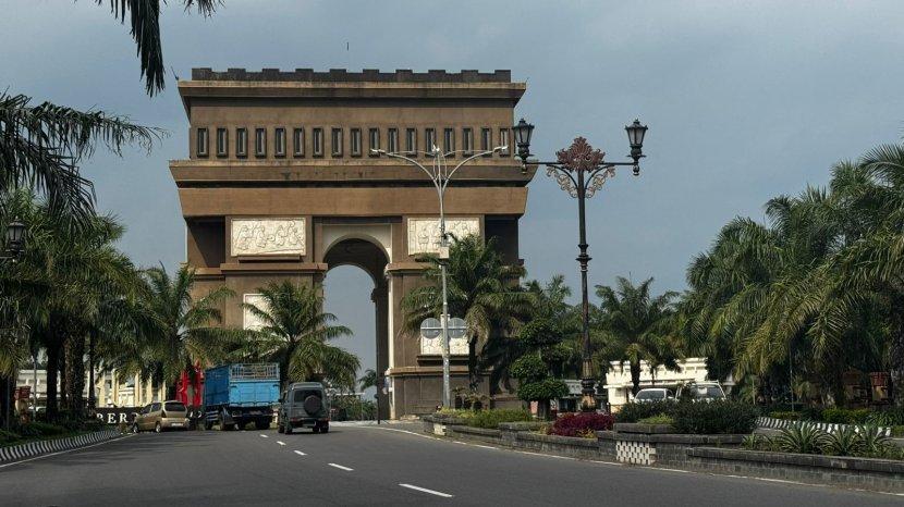 Pemandangan-PJU-di-area-Simpang-Lima-Gumul-Kabupat.jpg