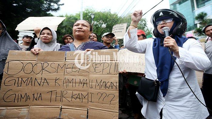 Sejumlah pengunjuk rasa membawa poster saat menyampaikan aspirasinya di depan Kantor Wali Kota Medan Jalan Kapten Maulana Lubis Nomor 1, Petisah Tengah, Kecamatan Medan Petisah, Kota Medan, Senin (1/4/2024). Aksi tersebut untuk menuntut proyek Floodway milik Balai Wilayah Sungai Sumatera (BWSS) yang bermasalah dan meminta kompensasi terhadap kerusakan yang ditimbulkan.