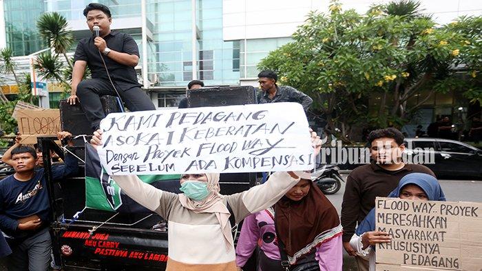 Sejumlah pengunjuk rasa membawa poster saat menyampaikan aspirasinya di depan Kantor Wali Kota Medan Jalan Kapten Maulana Lubis Nomor 1, Petisah Tengah, Kecamatan Medan Petisah, Kota Medan, Senin (1/4/2024). Aksi tersebut untuk menuntut proyek Floodway milik Balai Wilayah Sungai Sumatera (BWSS) yang bermasalah dan meminta kompensasi terhadap kerusakan yang ditimbulkan.
