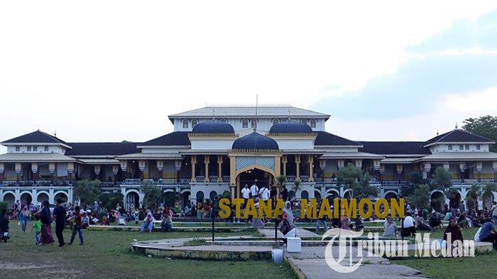 Sejumlah warga berwisata ke Istana Maimun di Kota Medan, Senin (1/5/2023). Wisata cagar budaya peninggalan Kesultanan Deli tersebut menjadi pilihan warga untuk memanfaatkan libur bersama keluarga.