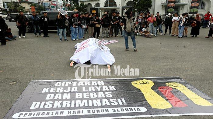 Sejumlah buruh yang tergabung dalam Aliansi Kemarahan Buruh (AKBAR) Sumatra Utara menggelar aksi memperingati Hari Buruh Internasional di depan Pos Bloc Medan Jalan Pos, Kota Medan, Rabu (1/5/2024). Dalam aksinya, AKBAR Sumut membawa 10 tuntutan seperti pengupahan yang layak, hapuskan sistem kerja outsourcing, dan hapuskan batasan usia dalam perekrutan kerja.