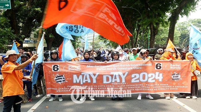 Simpatisan dari Partai Buruh menggelar aksi memperingati Hari Buruh Internasional di depan Kantor DPRD Sumut Jalan Imam Bonjol Nomor 5, Petisah Tengah, Kecamatan Medan Petisah, Kota Medan, Rabu (1/5/2024). Dalam aksinya, AKBAR Sumut membawa 10 tuntutan seperti pengupahan yang layak, hapuskan sistem kerja outsourcing, dan hapuskan batasan usia dalam perekrutan kerja.