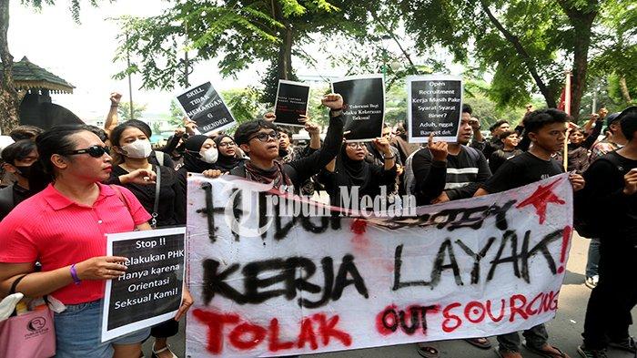 Sejumlah buruh yang tergabung dalam Aliansi Kemarahan Buruh (AKBAR) Sumatra Utara menggelar aksi memperingati Hari Buruh Internasional di depan Kantor DPRD Sumut Jalan Imam Bonjol Nomor 5, Petisah Tengah, Kecamatan Medan Petisah, Kota Medan, Rabu (1/5/2024). Dalam aksinya, AKBAR Sumut membawa 10 tuntutan seperti pengupahan yang layak, hapuskan sistem kerja outsourcing, dan hapuskan batasan usia dalam perekrutan kerja.