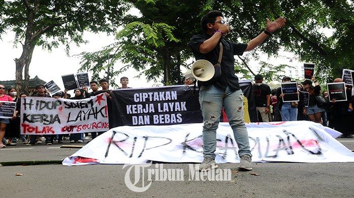 Sejumlah buruh yang tergabung dalam Aliansi Kemarahan Buruh (AKBAR) Sumatra Utara menggelar aksi memperingati Hari Buruh Internasional di depan Kantor DPRD Sumut Jalan Imam Bonjol Nomor 5, Petisah Tengah, Kecamatan Medan Petisah, Kota Medan, Rabu (1/5/2024). Dalam aksinya, AKBAR Sumut membawa 10 tuntutan seperti pengupahan yang layak, hapuskan sistem kerja outsourcing, dan hapuskan batasan usia dalam perekrutan kerja.