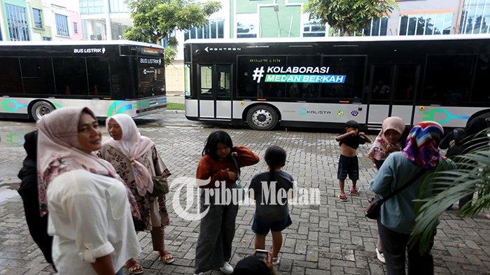 Sejumlah penumpang menunggu keberangkatan bus listrik di Halte J City, Kota Medan, Rabu (1/5/2024). Pemko Medan melalui Dishub Medan mengoperasikan empat unit bus listrik gratis dengan 38 titik halte untuk mewujudkan transportasi umum yang ramah lingkungan di Kota Medan.