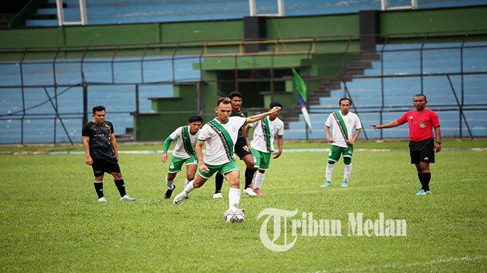 Pemain PSMS Medan Rachmad Hidayat mengambil tendangan pinalti saat laga uji coba di Stadion Teladan Jalan Stadion, Kota Medan, Selasa (1/8) sore. Tim yang berjuluk Ayam Kinantan berhasil menang atas PS Bank Sumut dengan skor 4-0.