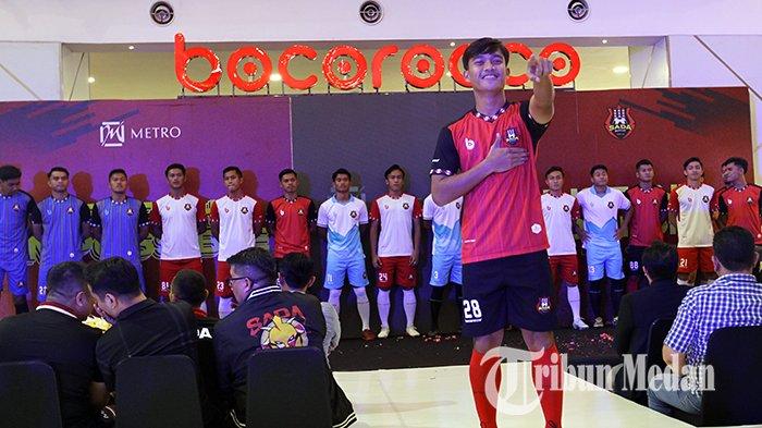 Para pemain memamerkan jersey saat launching tim dan jersey terbaru Sada Sumut FC, di Centre Point Mall, Medan, Jumat (1/9/2023). Sada Sumut FC resmi melaunching pemain, jersey dan sponsor untuk mengarungi Liga 2 musim 2023-2024.