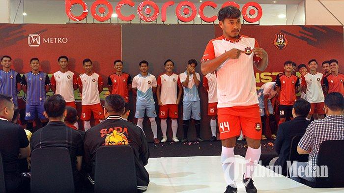 Para pemain memamerkan jersey saat launching tim dan jersey terbaru Sada Sumut FC, di Centre Point Mall, Medan, Jumat (1/9/2023). Sada Sumut FC resmi melaunching pemain, jersey dan sponsor untuk mengarungi Liga 2 musim 2023-2024.