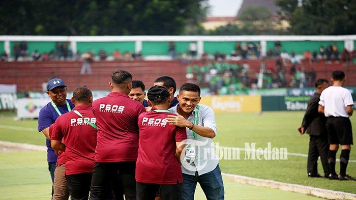 Official PSMS Medan (kanan) bersalaman dengan Official PSDS Deliserdang (kiri) sebelum bertanding pada Kompetisi Liga 2 musim 2023-2024 di Stadion Teladan, Kota Medan, Minggu (1/10). PSMS Medan mengalahkan PSDS Deliserdang dengan skor 3-1.