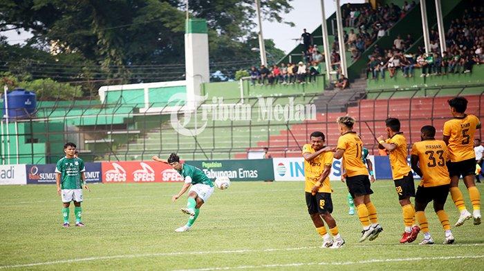 Pemain PSMS Medan Jinsung Kim (dua kiri) melakukan tendangan bebas kearah gawang PSDS Deliserdang pada Kompetisi Liga 2 musim 2023-2024 di Stadion Teladan, Kota Medan, Minggu (1/10). PSMS Medan mengalahkan PSDS Deliserdang dengan skor 3-1.