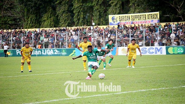 Pemain PSMS Medan Jose Valencia menendang pinalti saat lanjutan Kompetisi Liga 2 musim 2023-2024 di Stadion Baharoeddin Siregar, Lubukpakam, Kabupaten Deliserdang, Jumat (1/12). PSMS Medan menelan kekalahan perdana melawan Semen Padang FC dengan skor 1-2.