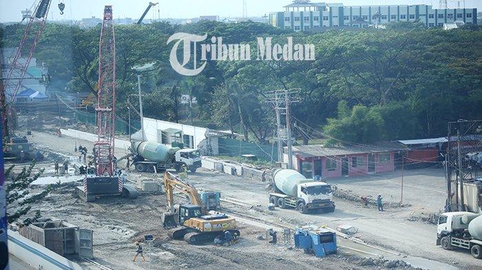Sejumlah pekerja menyelesaikan proyek pembangunan underpass (terowongan) di Jalan Gatot Subroto simpang Jalan Ring Road, Kota Medan, Jumat (2/2). Proyek pembangunan underpass sepanjang 750 meter tersebut dibangun menggunakan dana APBN (Anggaran Pendapatan dan Belanja Negara) sebesar Rp 200 miliar dan ditargetkan selesai pada akhir tahun 2024.