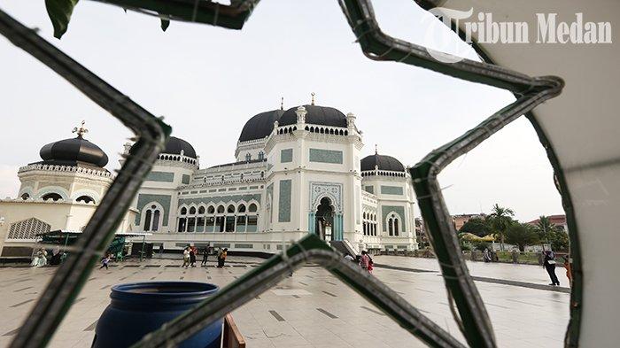 Sejumlah warga berwisata di Masjid Raya Jalan Mahkamah Nomor 74C, Kota Medan, Jumat (2/6) sore.