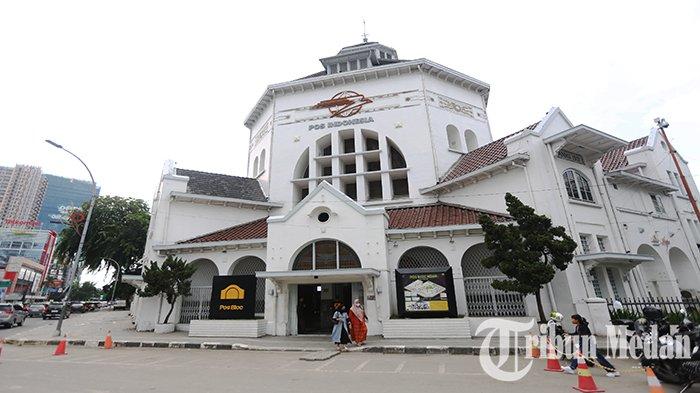 Sejumlah warga memadati Pos Bloc di Jalan Pos, Kota Medan, Minggu (2/7) sore. Proyek Pos Bloc Medan merupakan kolaborasi antara PT Pos Properti Indonesia dengan PT Ruang Kreatif Pos telah melakukan revitalisasi aset Gedung Kantor Pos Medan yang telah berusia 111 tahun tersebut menjadi sebuah creative hub multifungsi bagi berbagai komunitas kreatif, pengembangan talenta lokal, dan pemberdayaan bisnis UMKM.