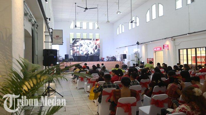 Sejumlah warga melihat pertunjukan seni di Pos Bloc Jalan Pos, Kota Medan, Minggu (2/7) sore. Proyek Pos Bloc Medan merupakan kolaborasi antara PT Pos Properti Indonesia dengan PT Ruang Kreatif Pos telah melakukan revitalisasi aset Gedung Kantor Pos Medan yang telah berusia 111 tahun tersebut menjadi sebuah creative hub multifungsi bagi berbagai komunitas kreatif, pengembangan talenta lokal, dan pemberdayaan bisnis UMKM.