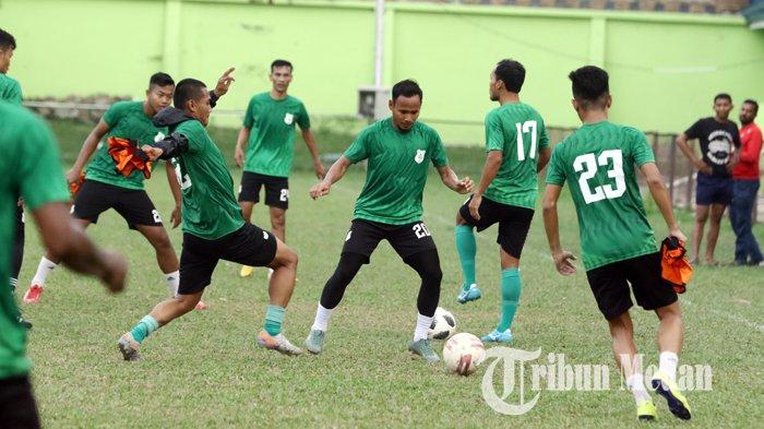Pemain PSMS Medan mengikuti latihan di Stadion Kebun Bunga, Medan, Senin (3/2/2020). Abdul Rohim dan Rachmad Hidayat kembali memperkuat PSMS Medan Liga 2 dimusim 2020.