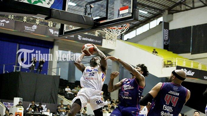 Pebasket Rajawali Medan Jabari Carl Bird (kiri) berusaha memasukkan bola ke dalam ring RANS Simba Bogor dalam lanjutan pertandingan Indonesia Basketball League (IBL) 2024 di GOR Universitas Medan Jalan William Iskandar Pasar V, Percut Sei Tuan, Kabupaten Deliserdang, Minggu (3/3/2024). Rajawali Medan menang tipis melawan RANS Simba Bogor dengan skor akhir 80-78.