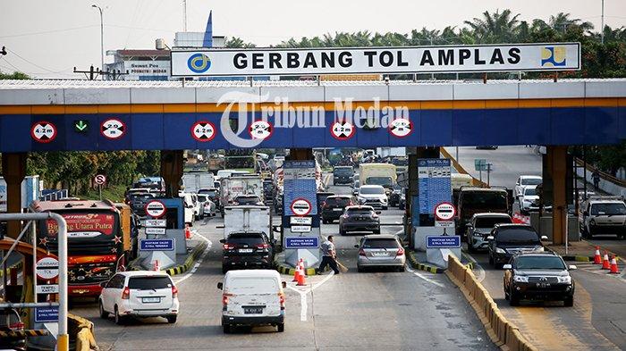 Sejumlah kendaraan roda empat memasuki gerbang tol Amplas di Kota Medan, Sumatra Utara, Rabu (3/4/2024). PT Jasa Marga (Persero) Tbk melalui Jasamarga Nusantara Tollroad Regional Division (JNT) sebagai pengelola ruas tol Belawan-Medan-Tanjungmorawa (Belmera) memprediksi peningkatan volume lalu lintas (lalin) mencapai sebesar 1.744.790 kendaraan atau naik sebesar 2,08 persen dari kondisi normal (1.709.165 kendaraan) atau meningkat 2,03 persen dari Idul Fitri pada 2023 (1.710.053 kendaraan).