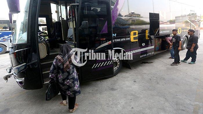 Calon penumpang bersiap menaiki bus di Terminal Amplas di Jalan Panglima Denai, Timbang Deli, Kecamatan Medan Amplas, Kota Medan, Rabu (3/4/2024). Jelang lebaran Idul Fitri 1445 Hijriah, Terminal Amplas terpantau masih sepi dan diperkirakan peningkatan penumpang pada H-4 lebaran.