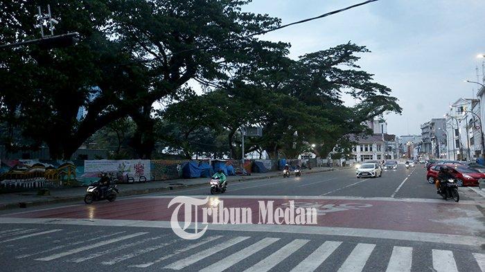Sejumlah kendaraan melintas di Jalan Balai Kota, Kota Medan, Selasa (3/10). Balai Besar Meteorologi, Klimatologi, dan Geofisika (BMKG) Wilayah I Medan mengeluarkan peringatan dini waspada potensi hujan lebat yang dapat disertai petir dan angin kencang di wilayah Sumatera Utara.