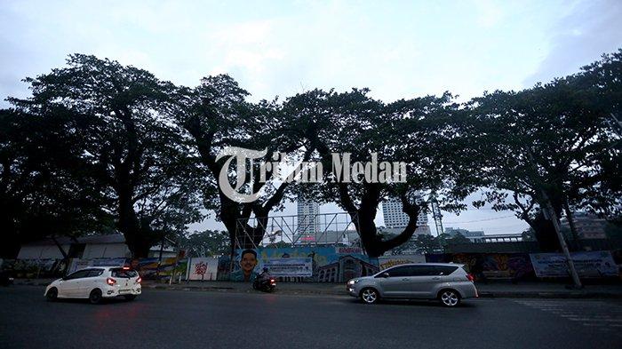 Sejumlah kendaraan melintas di Jalan Balai Kota, Kota Medan, Selasa (3/10). Balai Besar Meteorologi, Klimatologi, dan Geofisika (BMKG) Wilayah I Medan mengeluarkan peringatan dini waspada potensi hujan lebat yang dapat disertai petir dan angin kencang di wilayah Sumatera Utara.