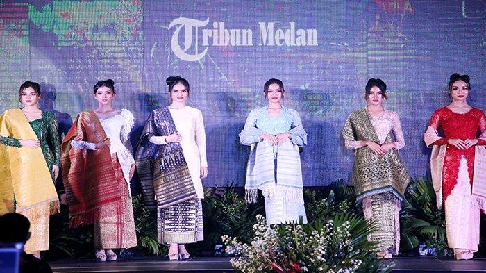 Sejumlah model memperagakan busana rancangan Torang Sitorus saat acara Batak For The World di Glass House Jalan Cut Mutia Nomor 26, Kecamatan Medan Polonia, Kota Medan, Jumat (3/11). Lions Club Medan Seruni berkolaborasi dengan Desainer Uloas Torang Sitorus menggelar Night Charity bertajuk Batak For The World, bertujuan mengumpulkan donasi membangun pompa air solar cell untuk membantu mengurangi anak-anak stunting di Desa Sigaol Simbolon, Kecamatan Palipi, Samosir.