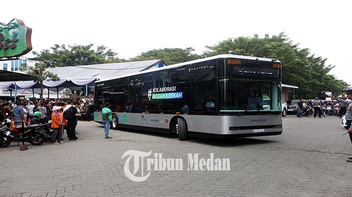 Bus listrik berangkat perdana dari Komplek Johor City di Jalan Karya Wisata, Kota Medan, Kamis (4/1). Wali Kota Medan Bobby Nasution meresmikan empat mobil listrik, sumbangan dari perusahaan swasta PT Kalista Soter Hastia.