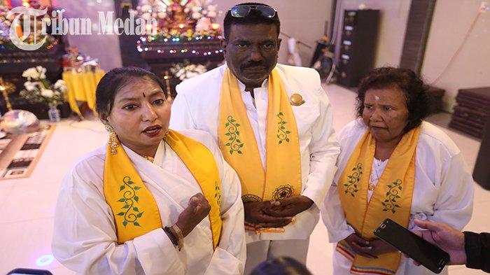 Pandita Vihara Loka Shanti Medan Winja Kumari (kiri) memberi keterangan pers terkait perayaan ibadah Hari Raya Waisak 2567 Buddhist Era (BE) di Vihara Loka Shanti Jalan Karya Pembangunan, Kota Medan, Minggu (4/6) pagi. Pandita Vihara Loka Shanti Medan Winja Kumari, menjelaskan tahun ini bertema Harmonis Masyarakat Damai Negaranya.