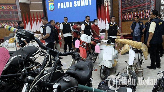 Personel Krimsus Polda Sumut membawa para tersangka saat gelar kasus barang ilegal di Mapolda Sumut, Medan, Selasa (4/6/2024). Polda Sumut dan Kodam I/BB berhasil mengamankan barang ilegal sebanyak 17 motor gede (Moge), dua ekor anjing jenis Pitbull, 63 ekor ayam, sparepart dan obat-obatan dari Thailand.